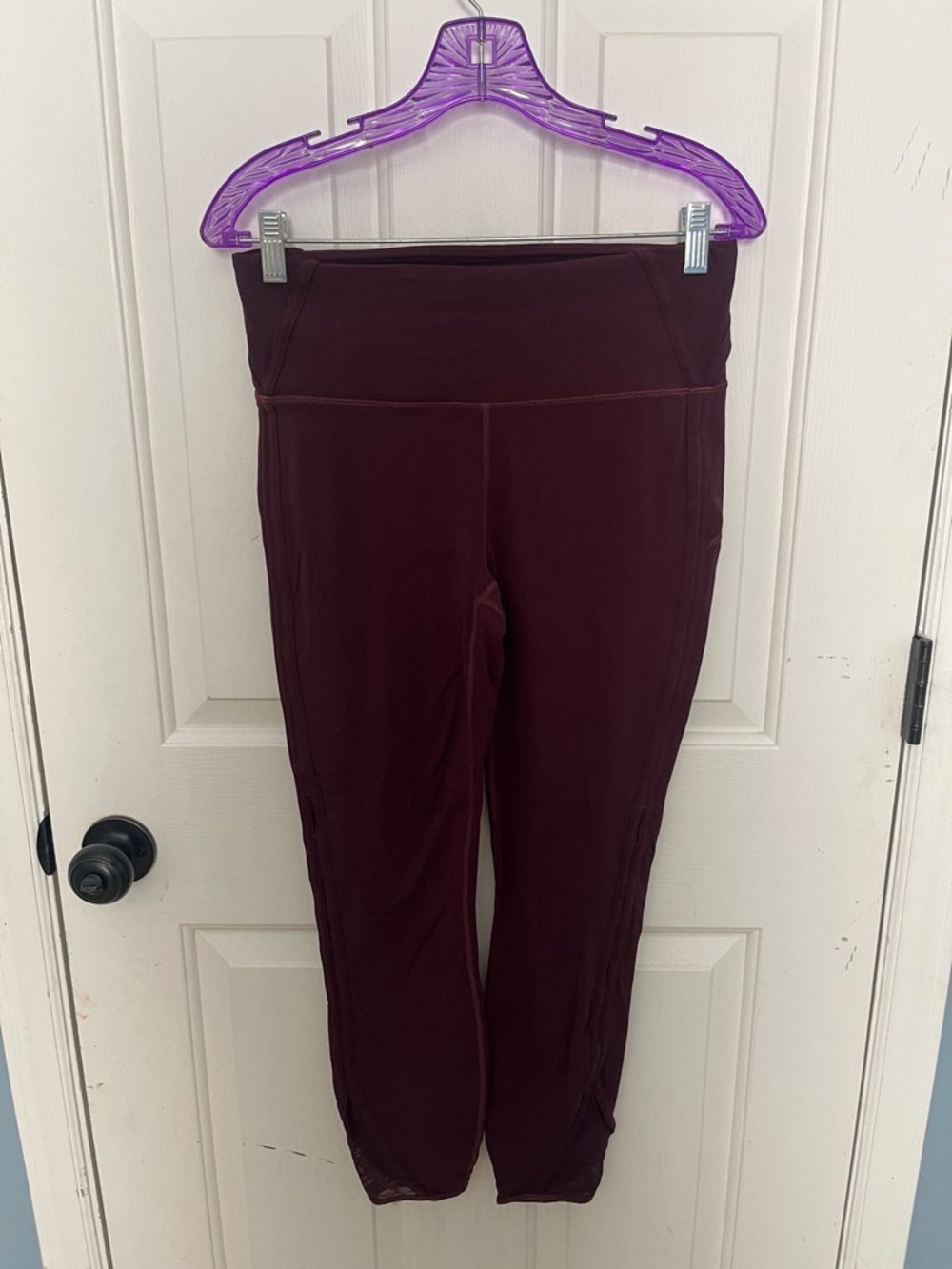 LIKE NEW Athleta High-Rise Peekaboo 7/8 Leggings in Cassis - Sz Medium